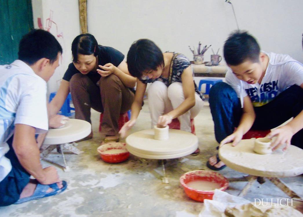 Du khách trải nghiệm làm gốm tại làng gốm Bát Tràng